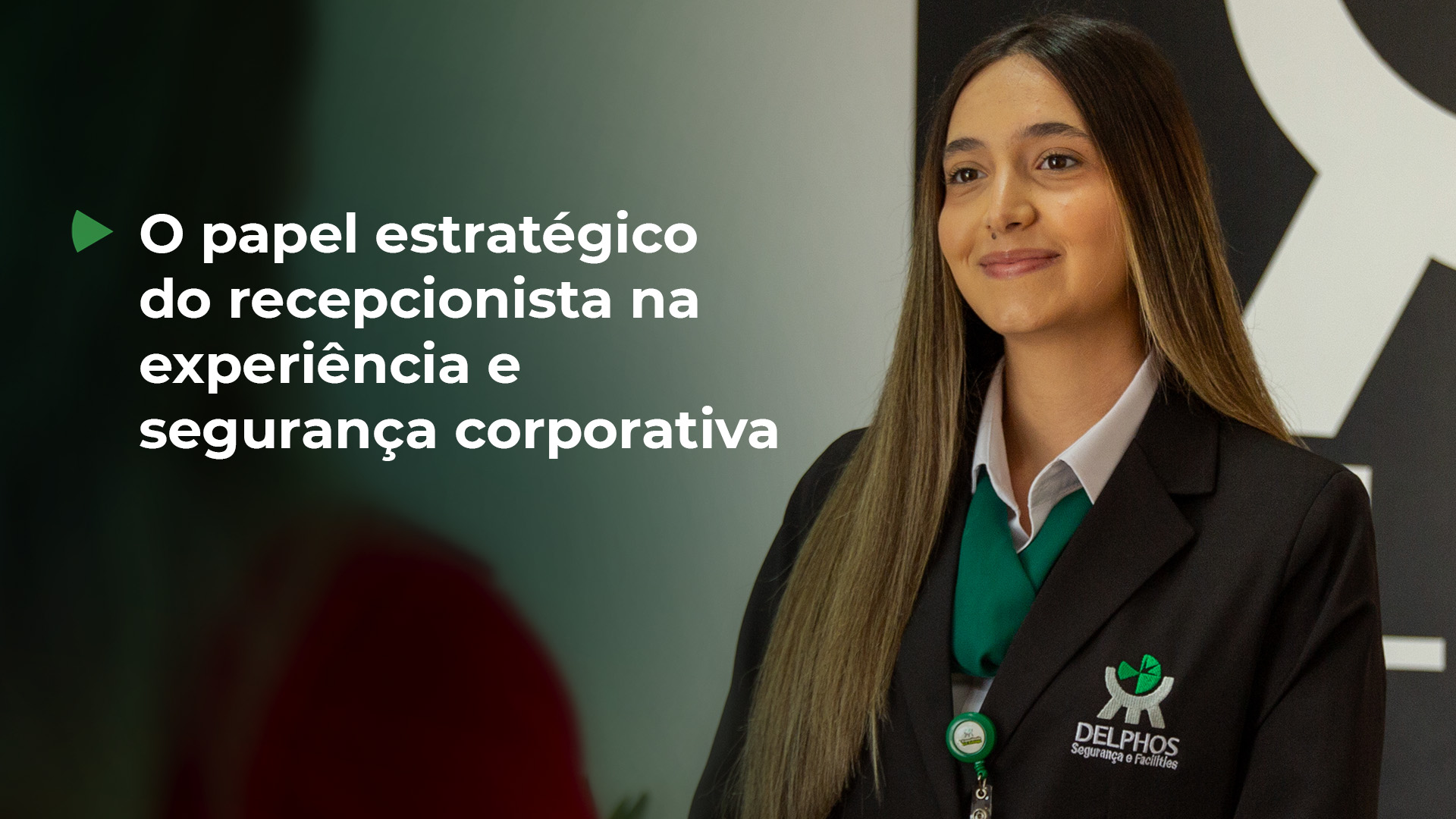 Recepcionista: descubra como esse profissional integra hospitalidade e segurança corporativa com controle de acesso.